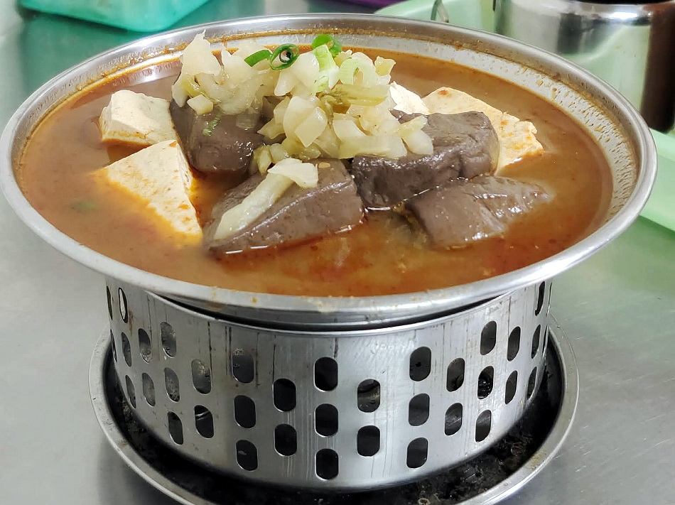 宜蘭 財記臭豆腐︱羅東夜市人氣美食︱酥炸脆皮臭豆腐、麻辣鴨血臭豆腐