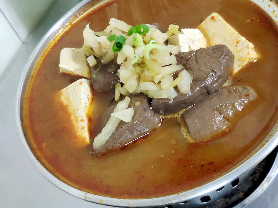 宜蘭 財記臭豆腐︱羅東夜市人氣美食︱酥炸脆皮臭豆腐、麻辣鴨血臭豆腐