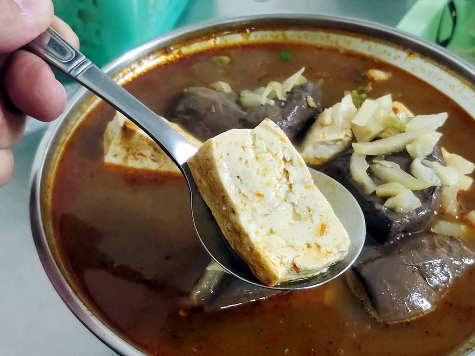 宜蘭 財記臭豆腐︱羅東夜市人氣美食︱酥炸脆皮臭豆腐、麻辣鴨血臭豆腐