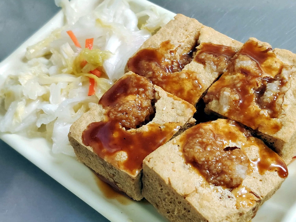 宜蘭 財記臭豆腐︱羅東夜市人氣美食︱酥炸脆皮臭豆腐、麻辣鴨血臭豆腐