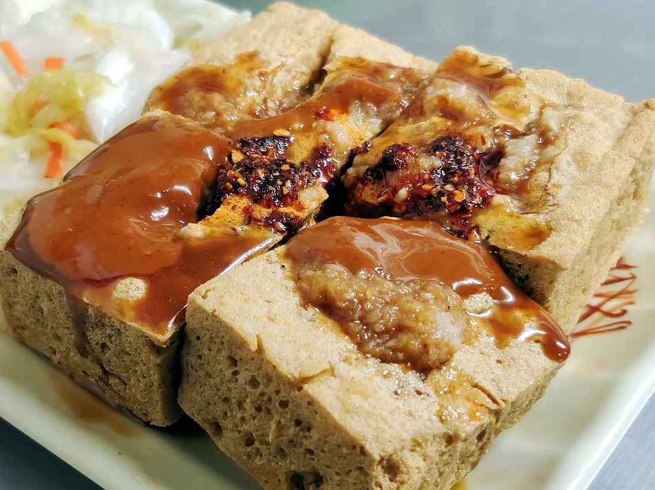宜蘭 財記臭豆腐︱羅東夜市人氣美食︱酥炸脆皮臭豆腐、麻辣鴨血臭豆腐