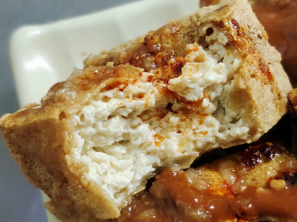 宜蘭 財記臭豆腐︱羅東夜市人氣美食︱酥炸脆皮臭豆腐、麻辣鴨血臭豆腐