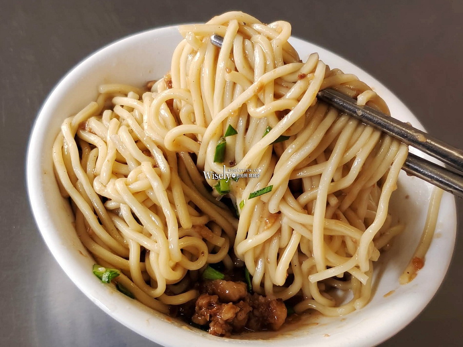 宜蘭卜鴨麵︱魚丸米粉.蒜味肉羹.嘴邊肉︱新月廣場︱宜蘭市排隊美食